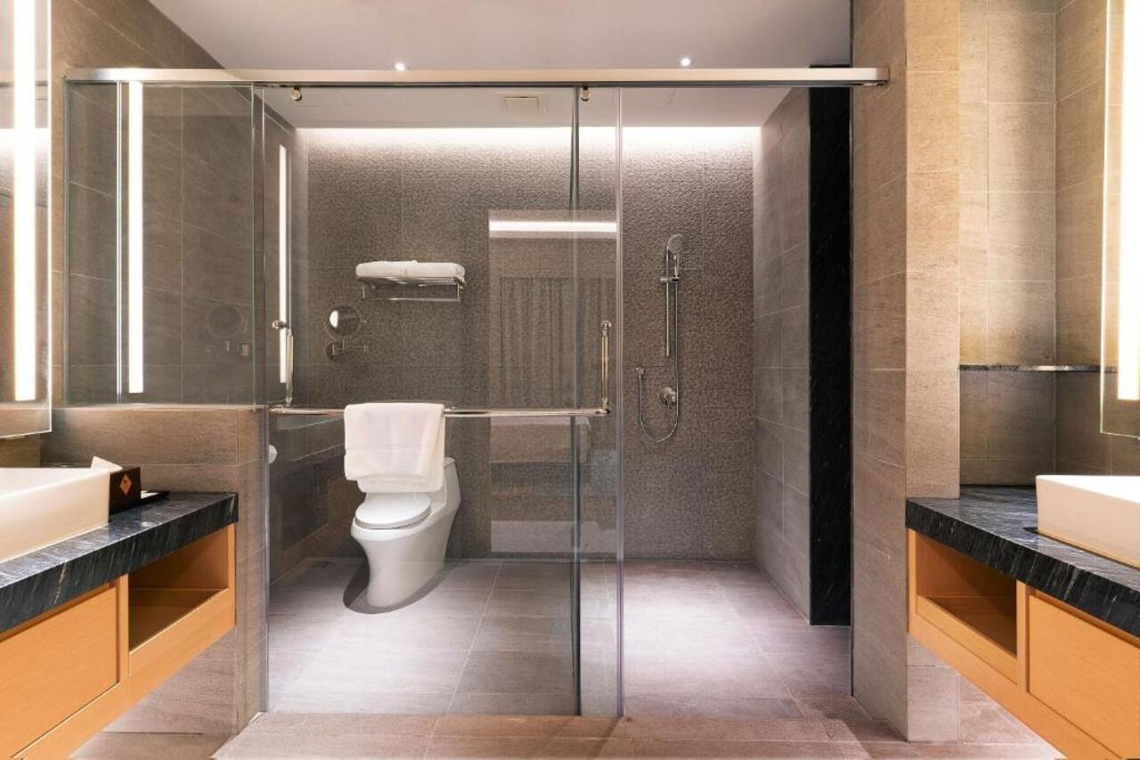 M World Hotel Formerly Known As Avante Hotel Petaling Jaya Bagian luar foto A shower enclosure
