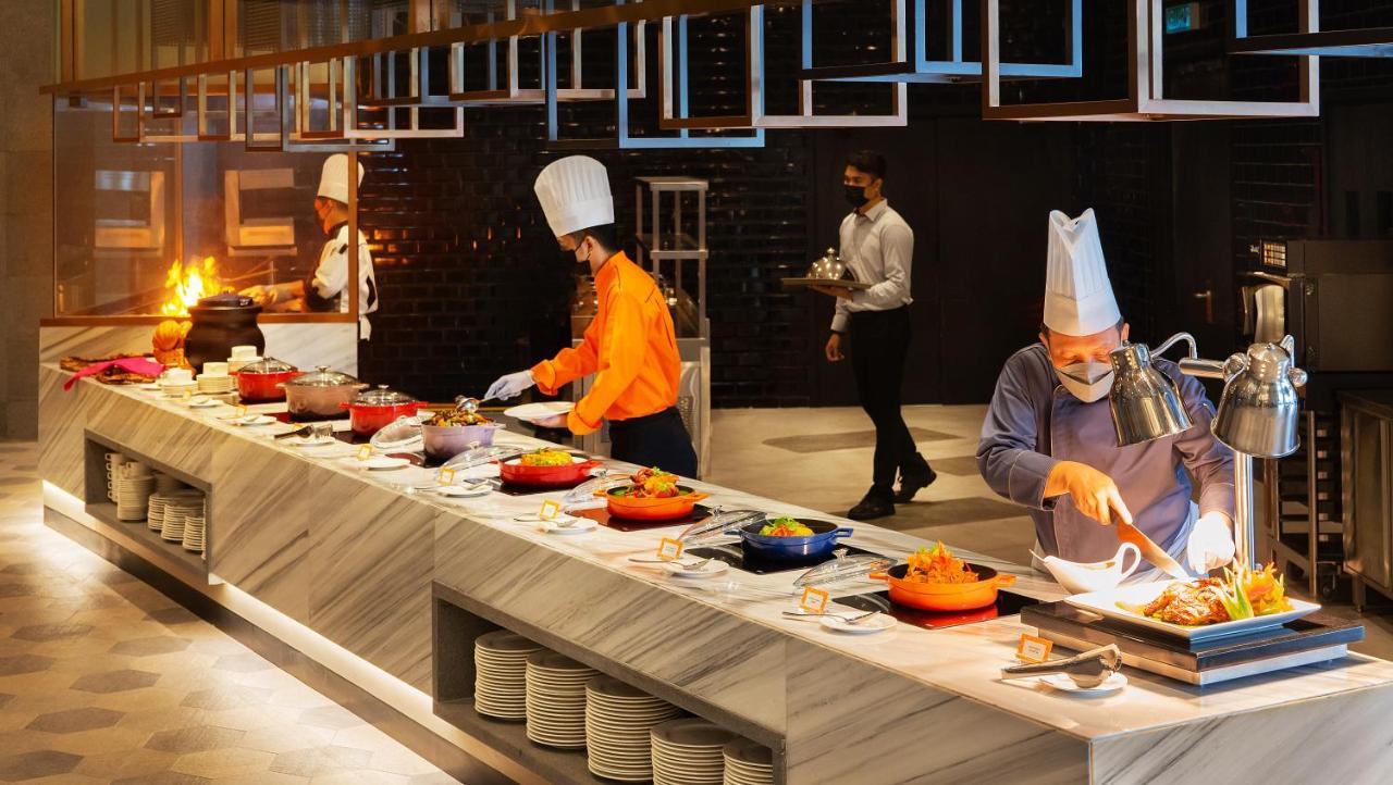 M World Hotel Formerly Known As Avante Hotel Petaling Jaya Bagian luar foto A buffet at a hotel