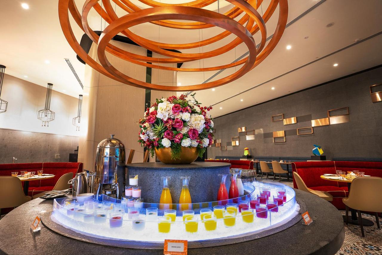 M World Hotel Formerly Known As Avante Hotel Petaling Jaya Bagian luar foto The interior of the restaurant