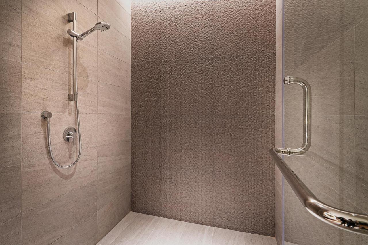 M World Hotel Formerly Known As Avante Hotel Petaling Jaya Bagian luar foto A shower
