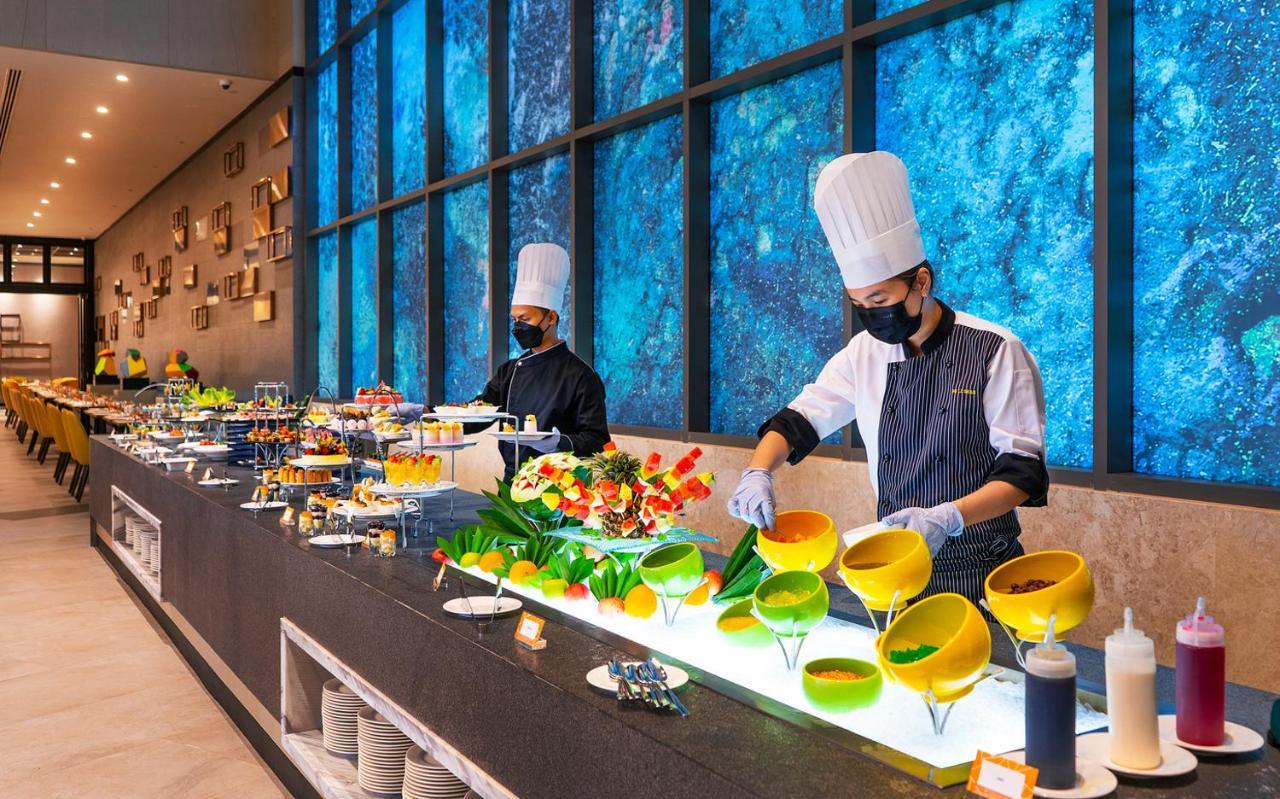 M World Hotel Formerly Known As Avante Hotel Petaling Jaya Bagian luar foto The buffet at the restaurant